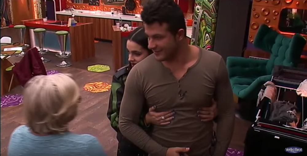 Stefani: Cepaj me nežno, tesna sam!