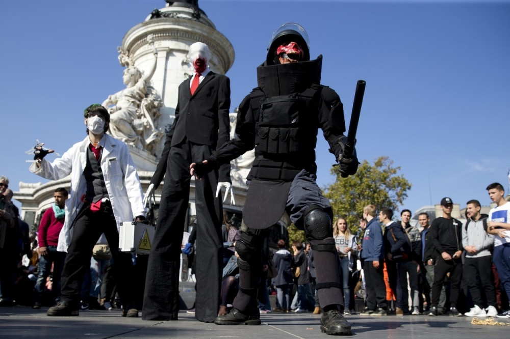 Zombiji prošetali Parizom (FOTO)