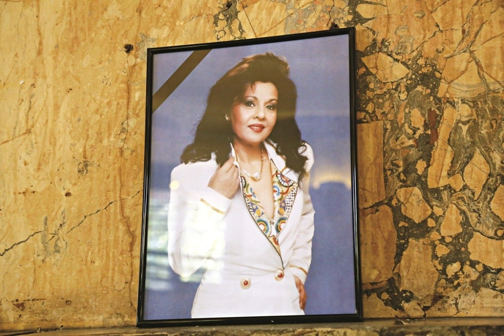 Usnija je volela pesmu, Beograd i Skoplje