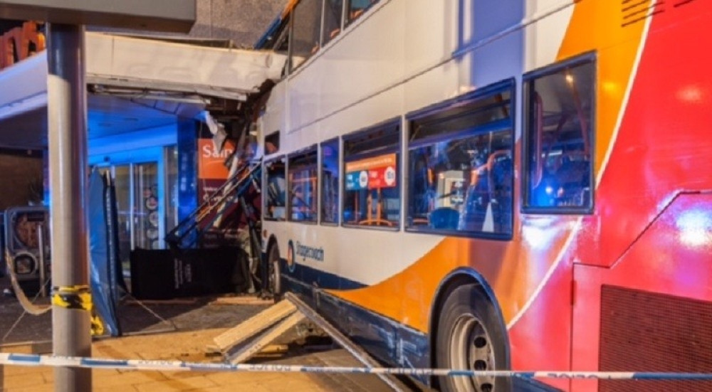 Autobus uleteo u prodavnicu, poginuo dečak (FOTO)