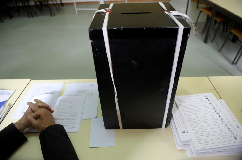 Uleteo sa pištoljem u ruci i glasao za svog kandidata (VIDEO)