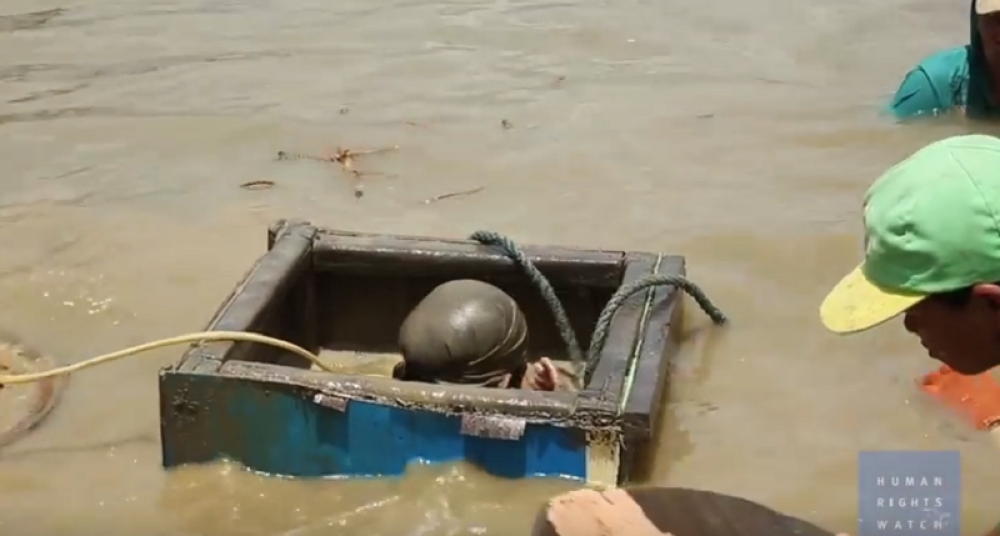 Deca rone bez opreme da bi vadili zlato?! (VIDEO)