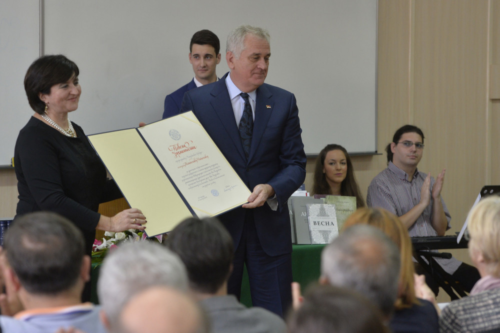 Nikoliću uručena Povelja zahvalnosti Filološkog fakulteta