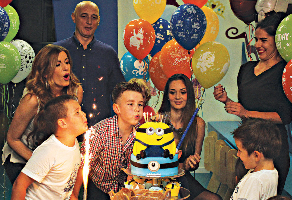 Viki sa sinom oduvala svećice