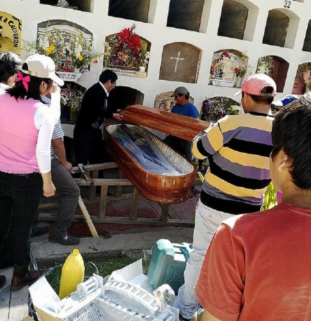 Izvadio brata iz groba da dokaže kakav je majstor (ŠOKANTNI FOTO I VIDEO)