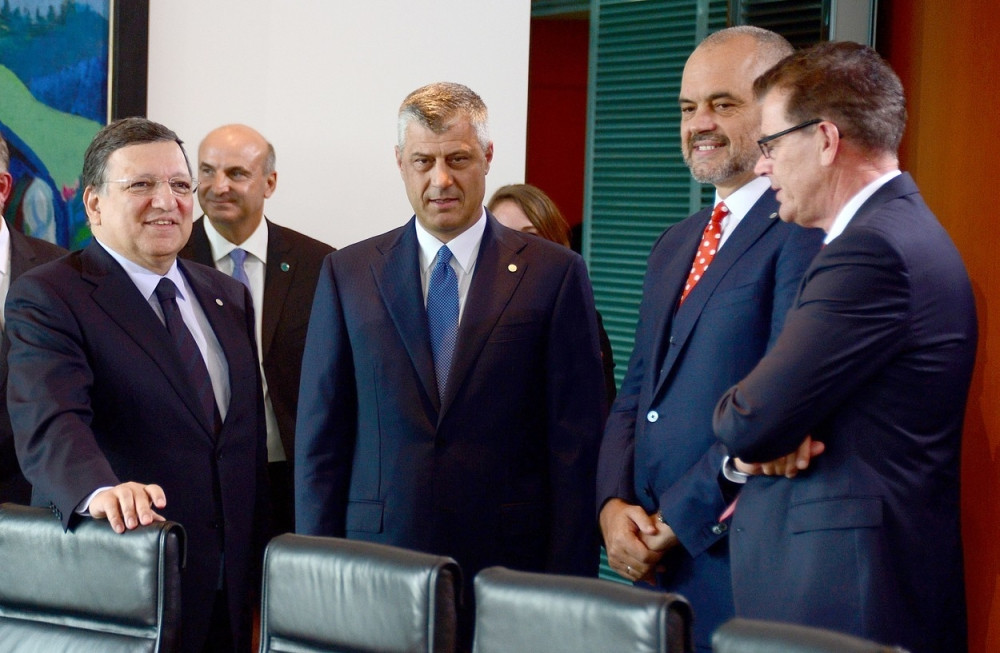 Edi nazdravlja sa Tačijem, a jezivi osmesi na njihovim licima ne slute na dobro! Otkrili su svoj naredni potez!