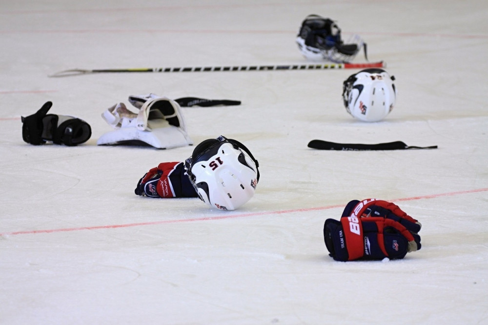 Hokejaškog sudiju ubio pak!