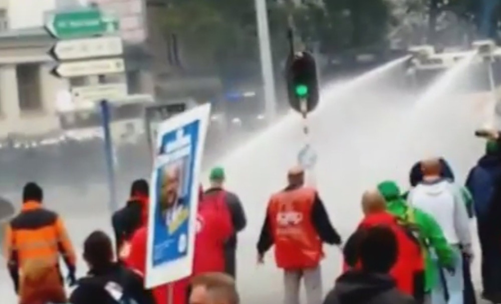 Tražili bolje uslove rada, a dobili suzavac!