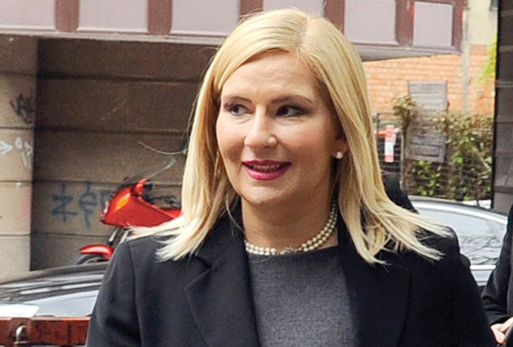 Šešelja se i majka stidi!