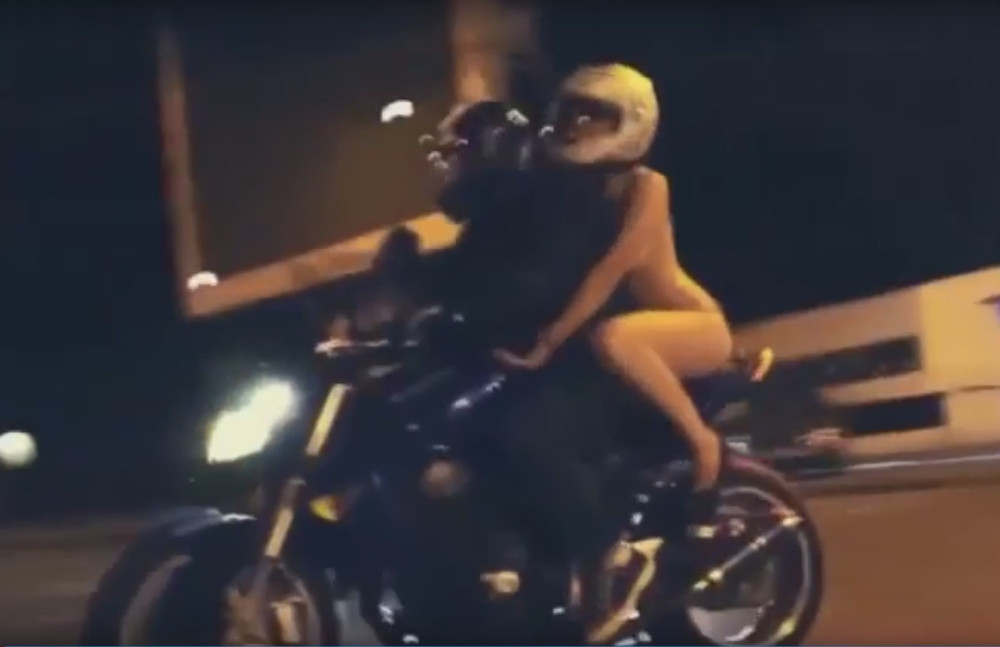 Provozala se gola na motoru, ljudi je izvređali (VIDEO)