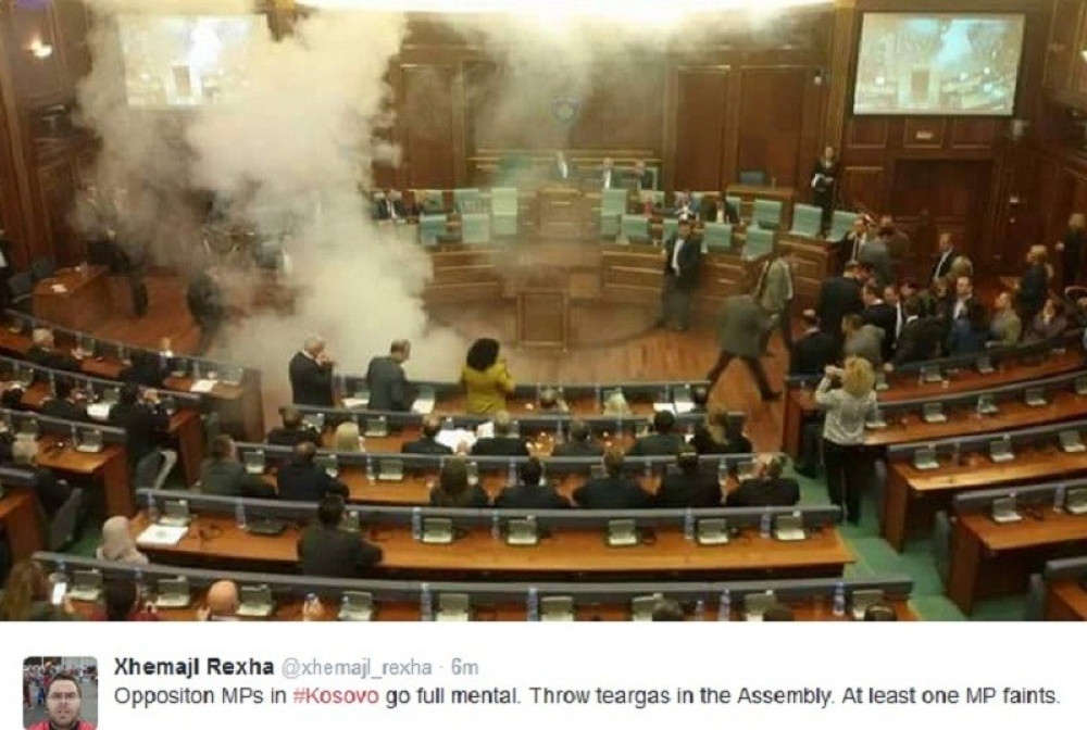 Kurti u Skupštinu samo sa suzavcem