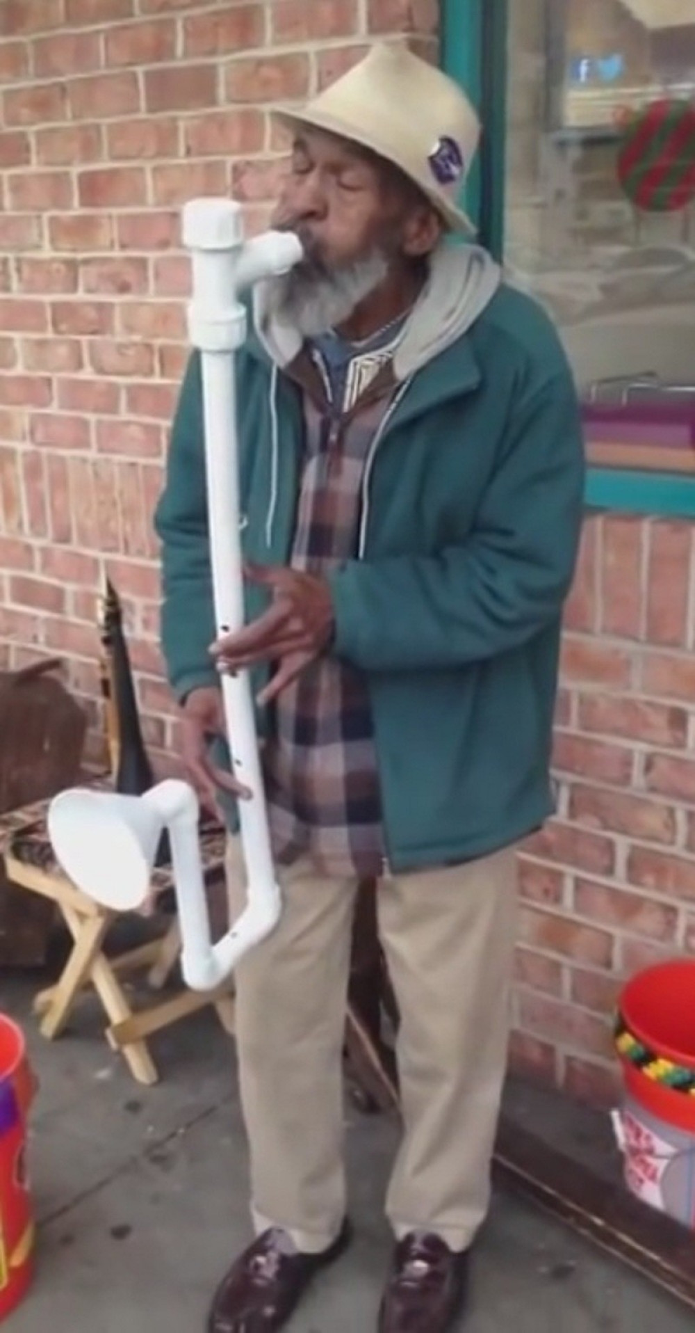 Ovo je najčudniji saksofon na svetu! (VIDEO)