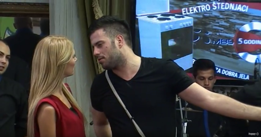 Pijani Željko ugrizao Macu za du*e! (VIDEO)