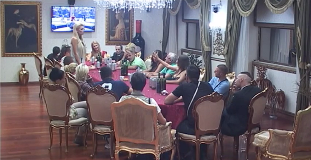 Maca prozvala Avu: Evo ti srednji prst, sisaj ga!