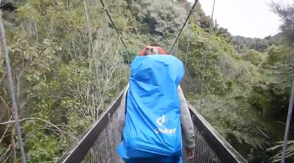 Na planini pronašli avion koji se srušio još 1951. godine! Prizor iz olupine naterao ih je da povraćaju! Nije im bilo dobro!