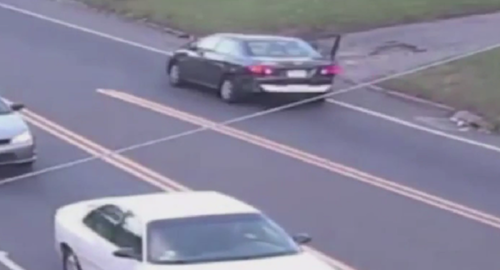 Oteta devojčica iskočila iz automobila! (VIDEO)