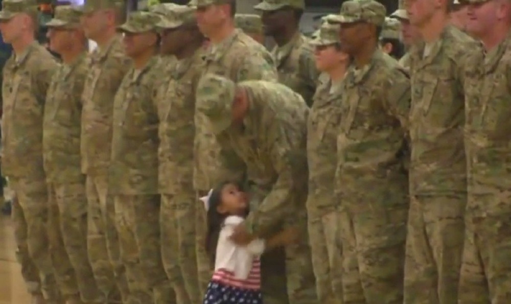 Devojčica prekinula vojnu paradu zbog svog tate! (VIDEO)