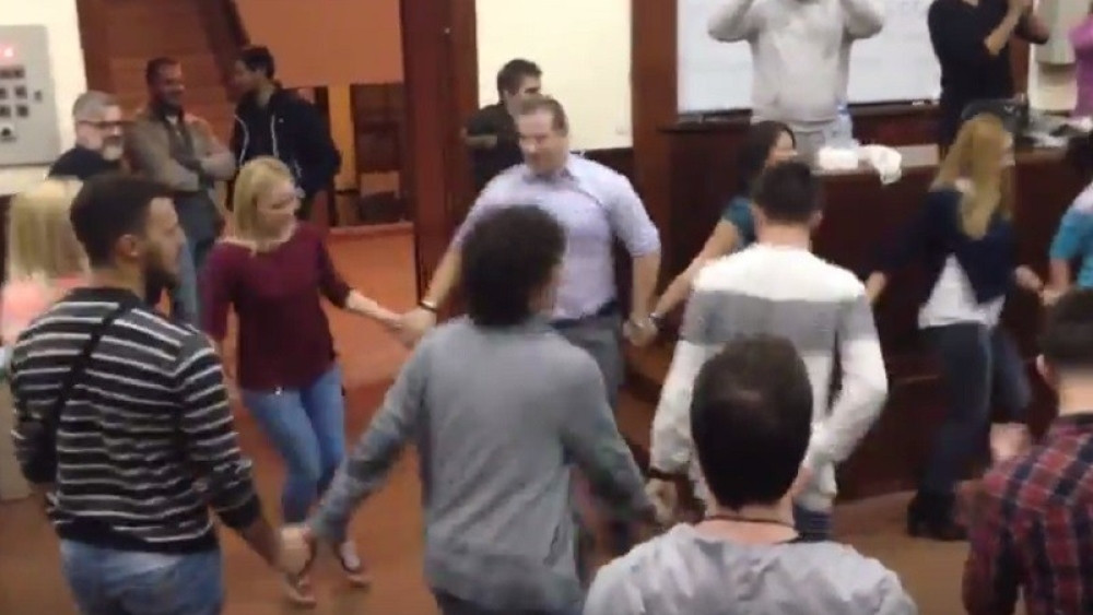 Profesor zaigrao kolo sa studentima koji protestuju