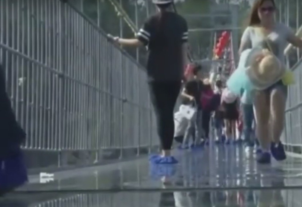 Pukao stakleni most u Kini!