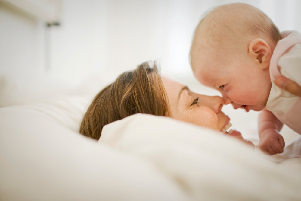 Porodilje će umesto tri primati PET PROSEČNIH PLATA, uskoro stiže nova odluka!