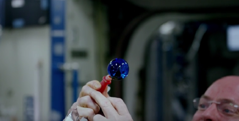 Ovako se igraju sa kapljicom vode u svemiru (VIDEO)