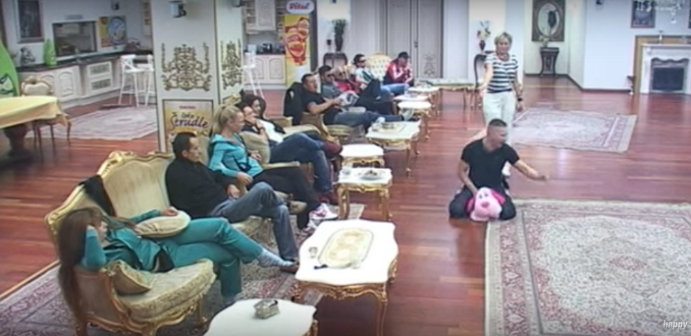 Brendon silovao plišanu igračku! (VIDEO)