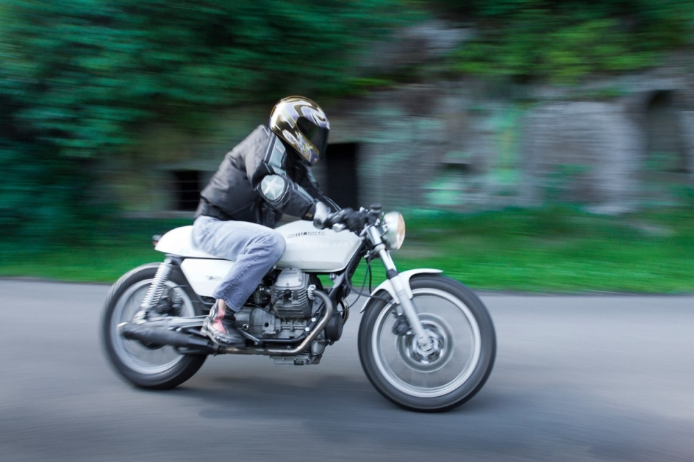 Motociklista teško povređen u nesreći u Ustaničkoj