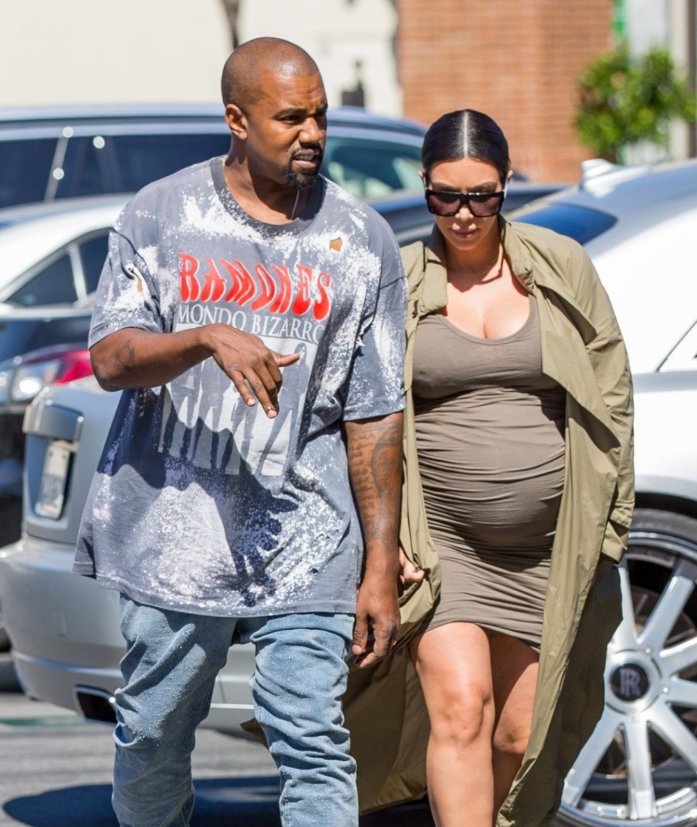 Kanje krade stvari od Kim!