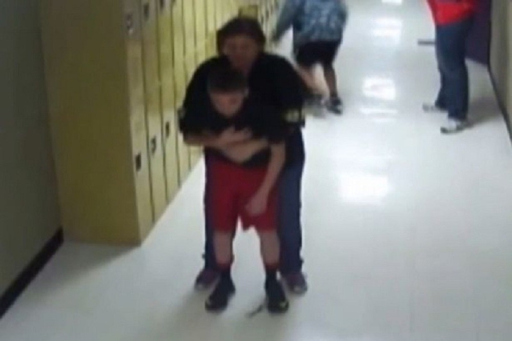 Učiteljica spasla dečaku život u školi! (VIDEO)