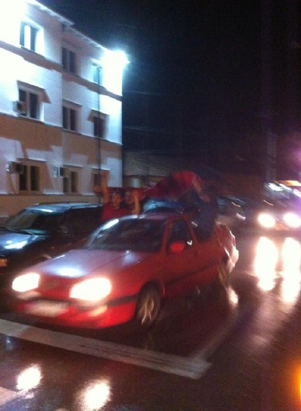 Go napadao automobile po ulici! (VIDEO)