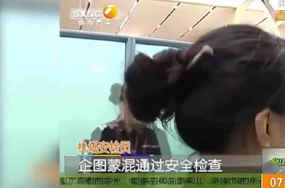 Htela u punđi da prošvercuje nož!