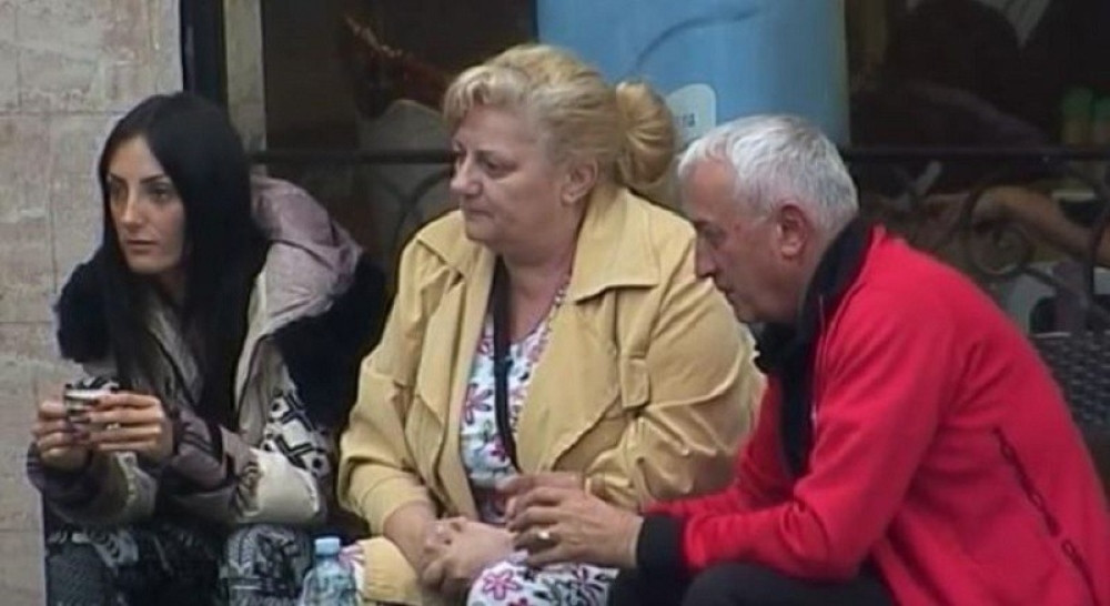 Ružica ubacuje Vesni baterije u špricer!