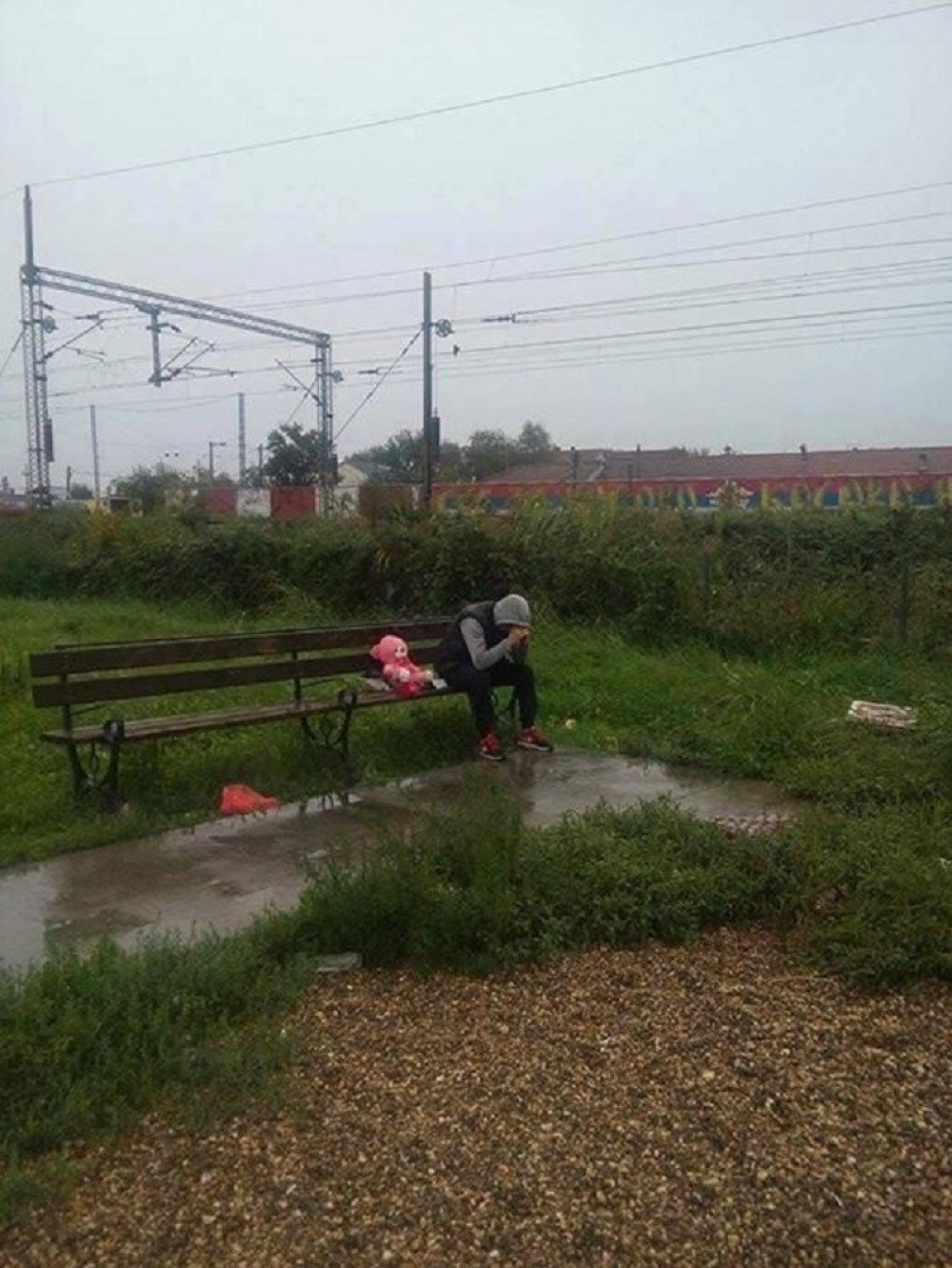 Evo zašto je mladić sa klupe bio tužan!