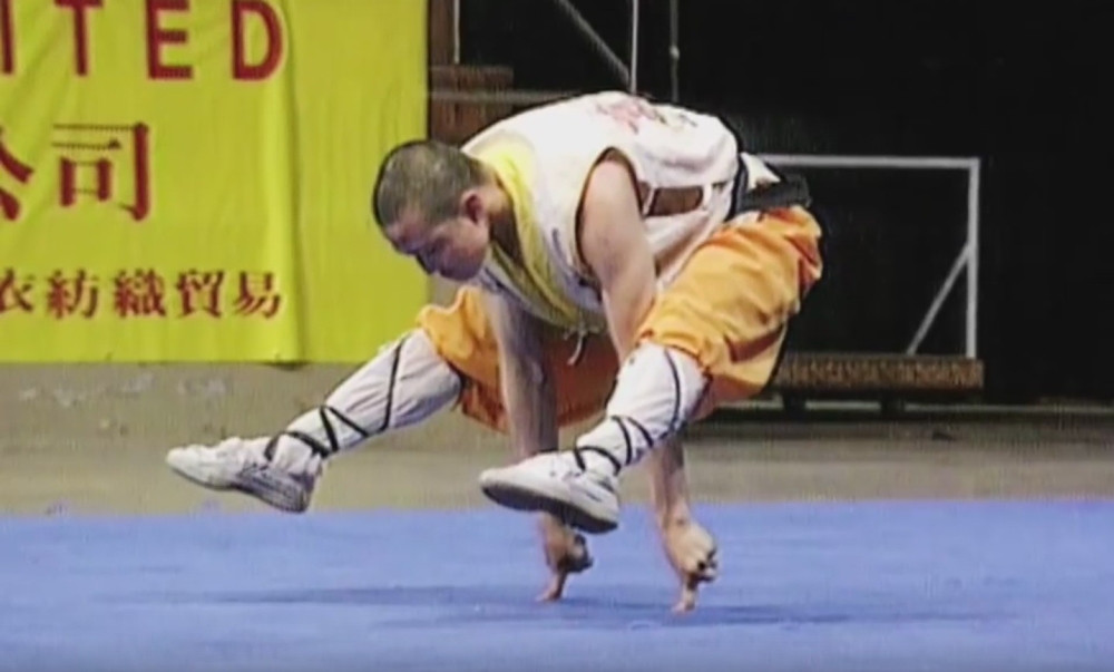 Pogledajte kako šaolinski monah balansira na dva prsta (VIDEO)