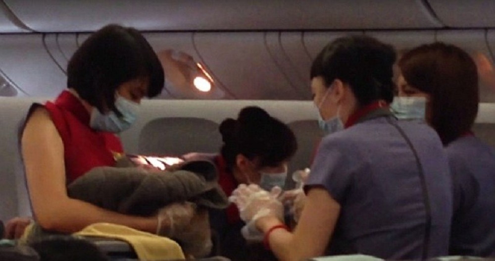 Pogledajte porođaj u avionu (VIDEO)