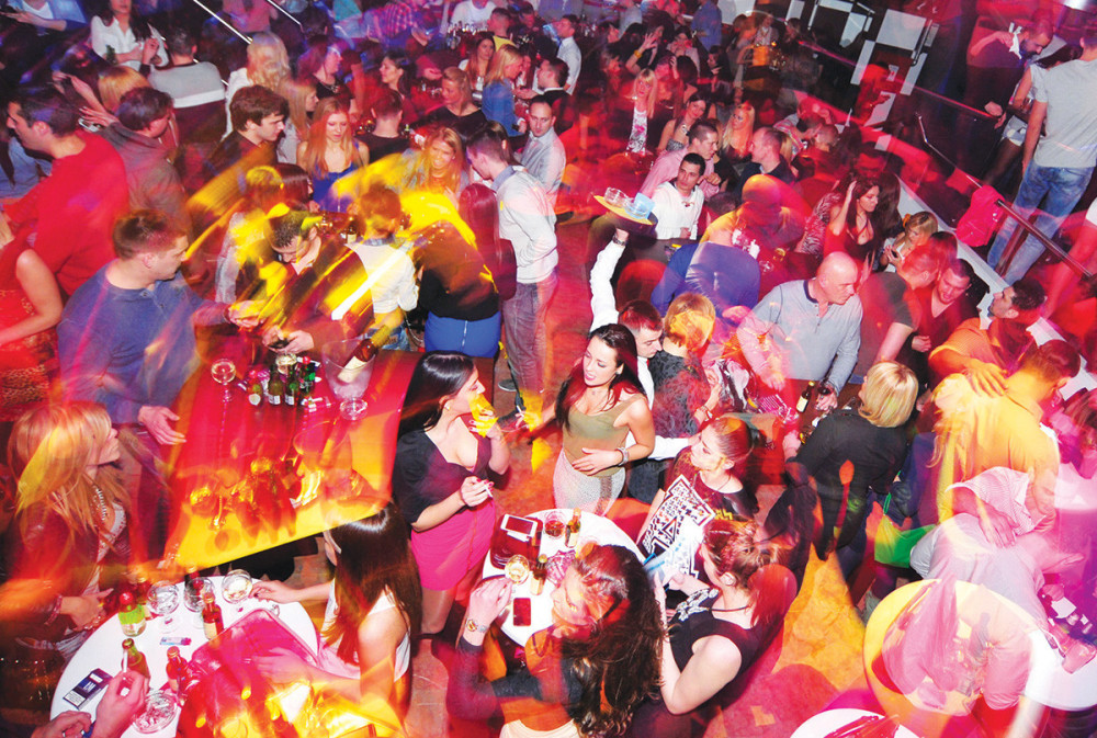 Sa prijateljicama je popila nekoliko pića, pozvale su taksi, a NE ZNA kako se probudila u NJEGOVOM KREVETU!