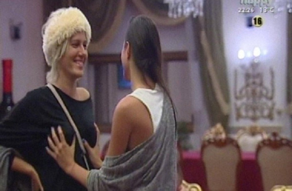 Zmaju lutka, Ružica ispipala grudi Jeleni!