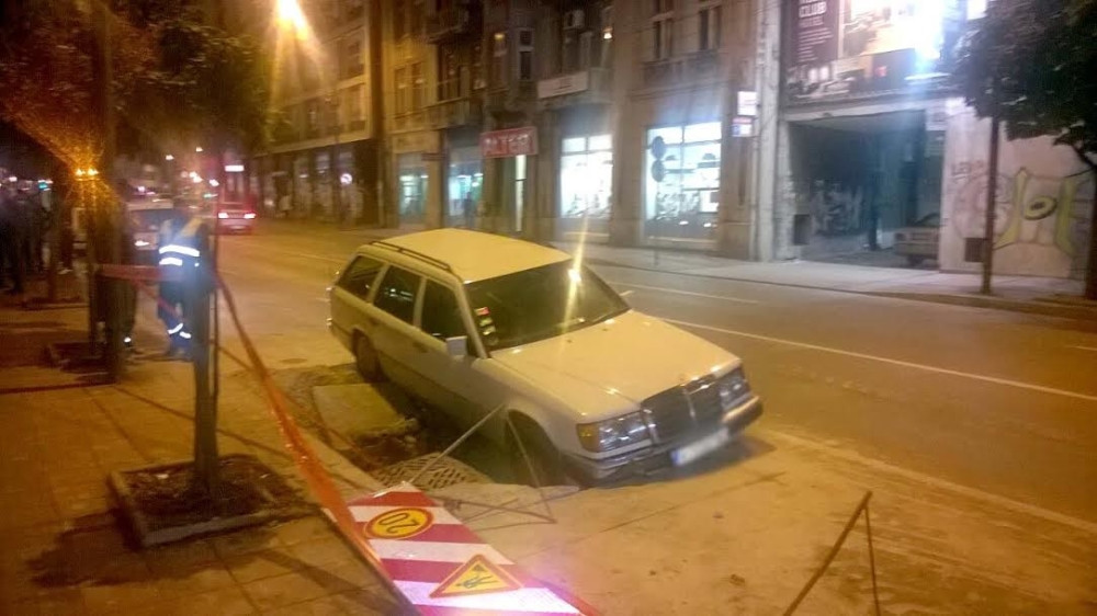 “Mercedesom” upao u rupu u centru Niša!