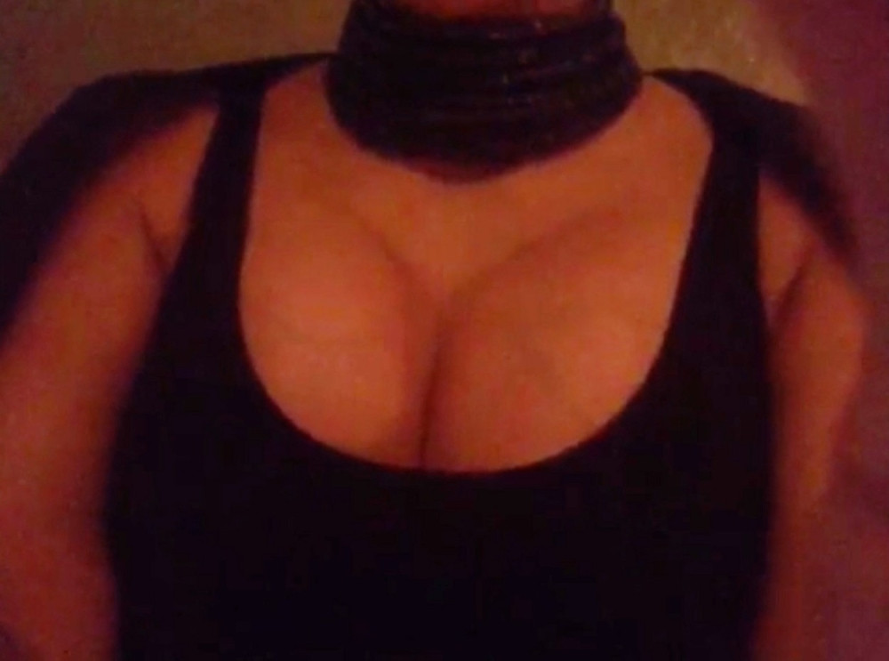 Pogodite čije su ovo grudi? (FOTO)