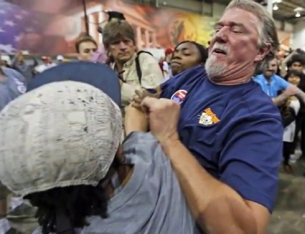 Upucana osoba tokom demonstracija protiv Trampa (FOTO)