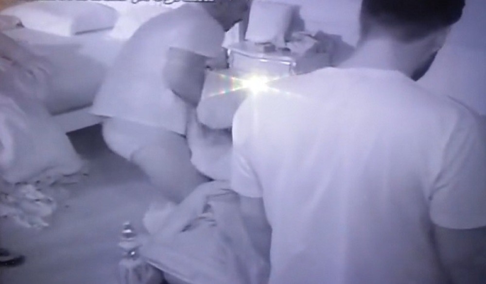 Uroš brutalno izvukao Jelenu iz kreveta! (VIDEO)