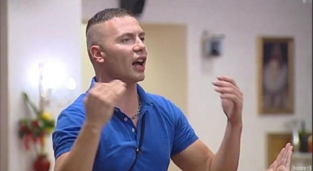 Brendon se slika u ženskom vešu?! (VIDEO)