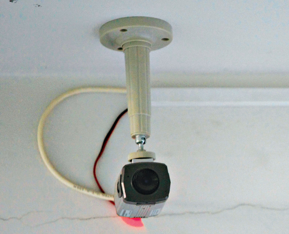 Izvalili kamere pa opljačkali firmu