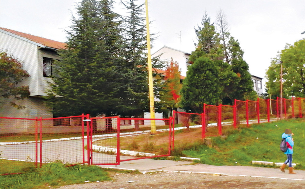 Onanisao pred decom u školskom dvorištu!