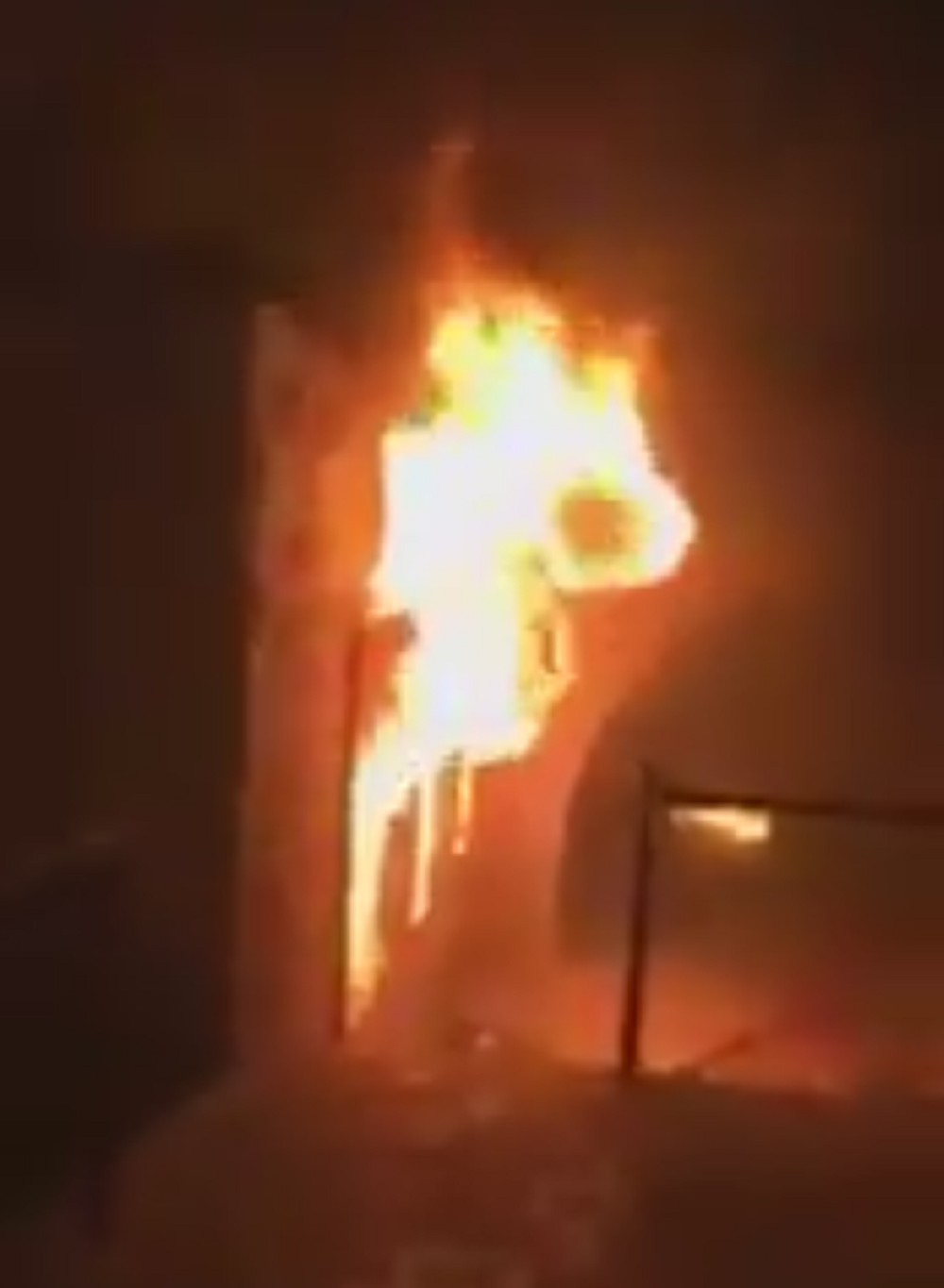 Zapalio se balon za fudbal u Mirijevu! Svi su uplašeni