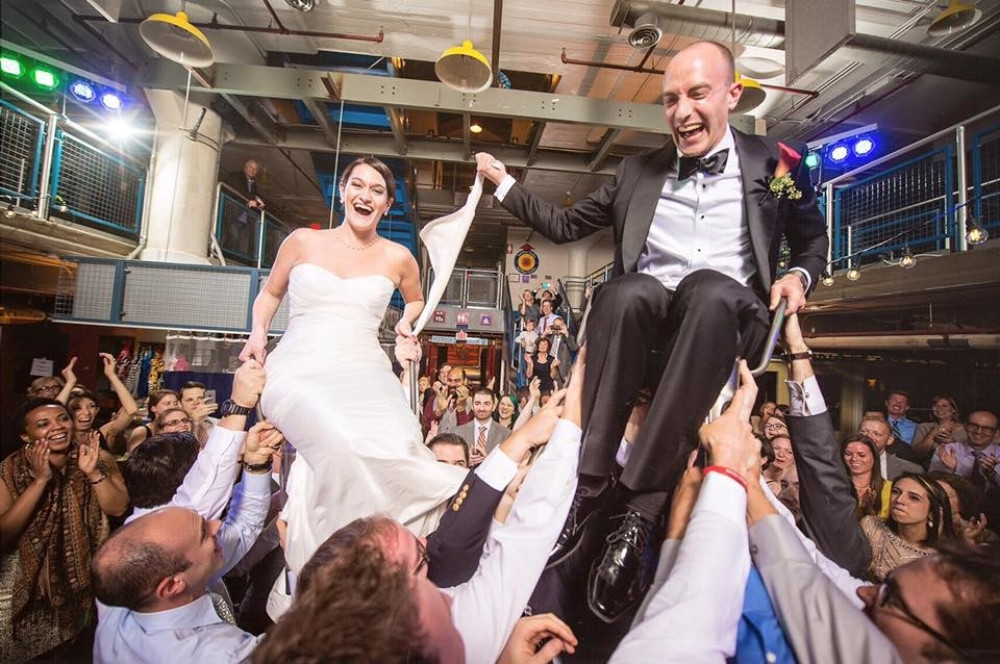 Par se venčao u zaglavljenom liftu!