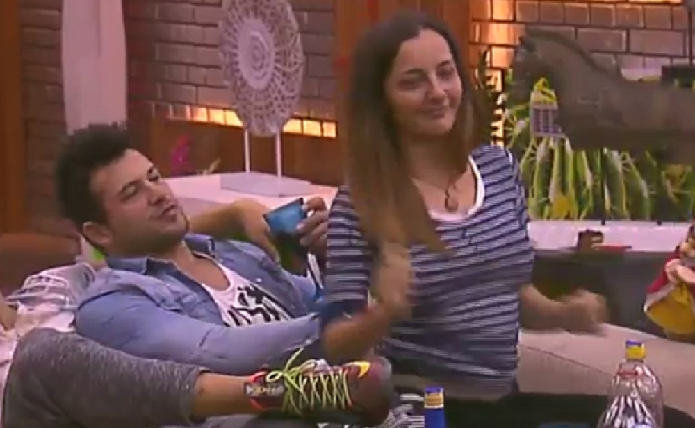 Mirjana pleše Ervinu u krilu, on je gura (VIDEO)