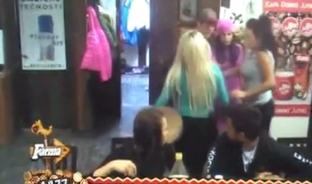 Isprovocirana Stanija krenula čekićem na Maju! (VIDEO)