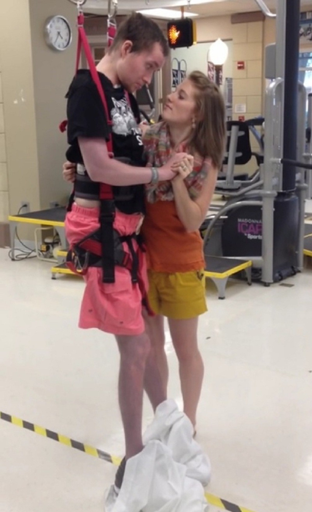 Pogledajte prvi ples paralizovanog muža sa suprugom (VIDEO)