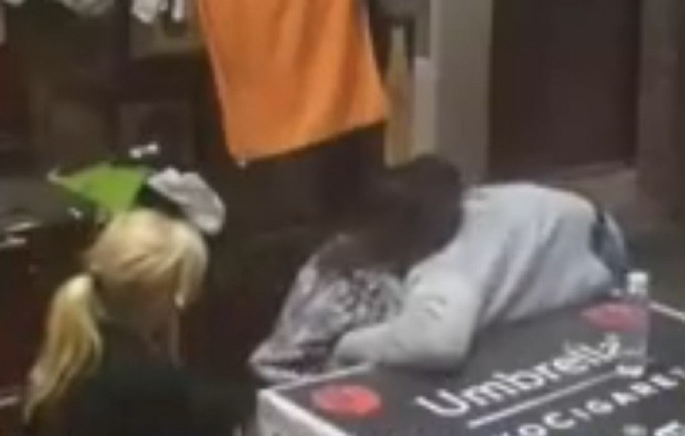 Kristijan gurnuo glavu pravo među Stanijine noge! (VIDEO)